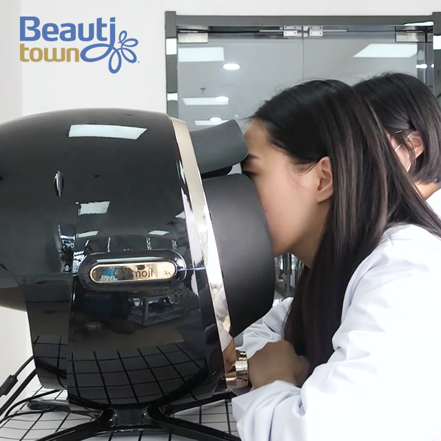 Skin Analysis Machine with Camera Presenting An Image